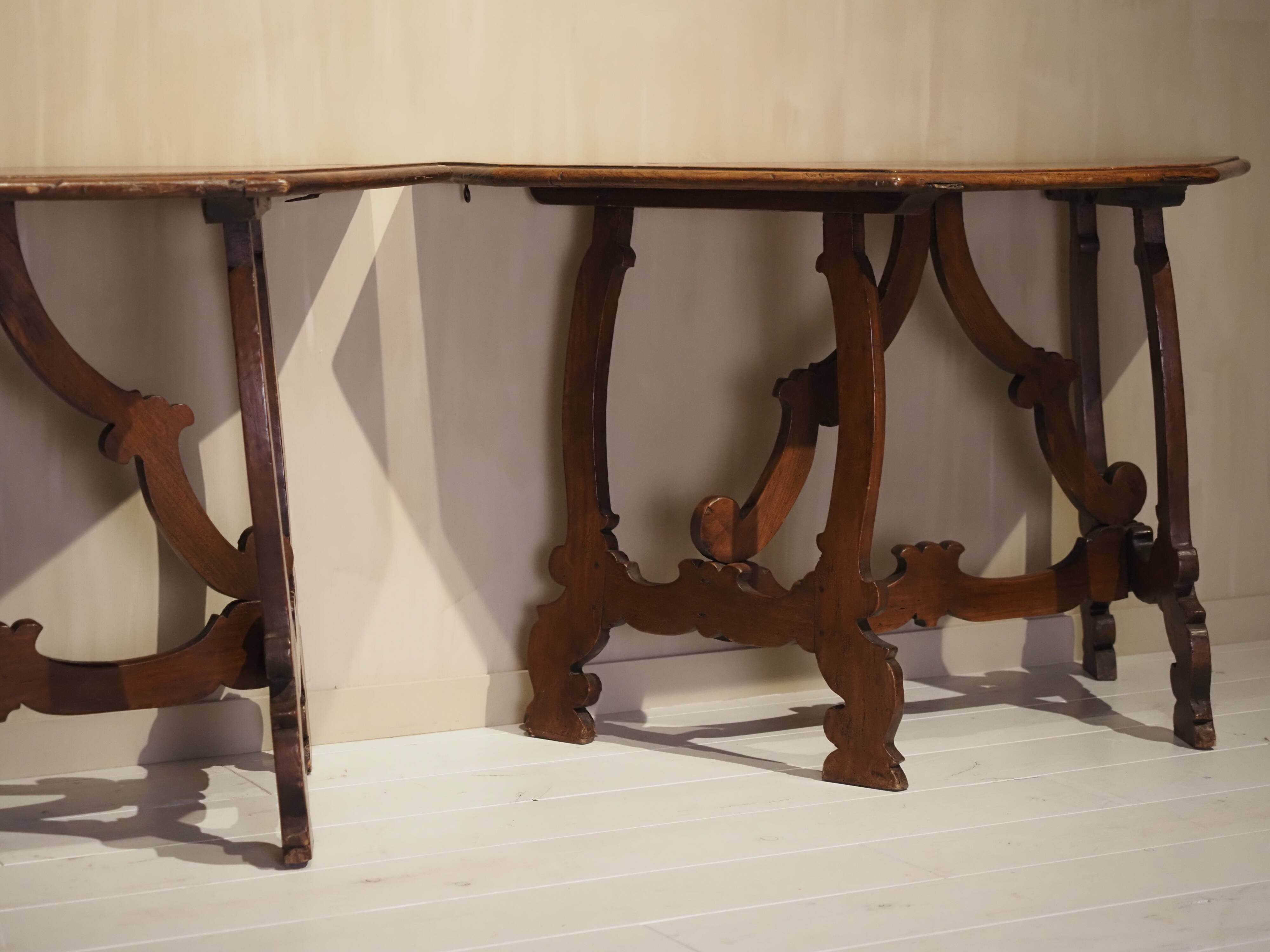Pair of Italian consoles from the 18th century.