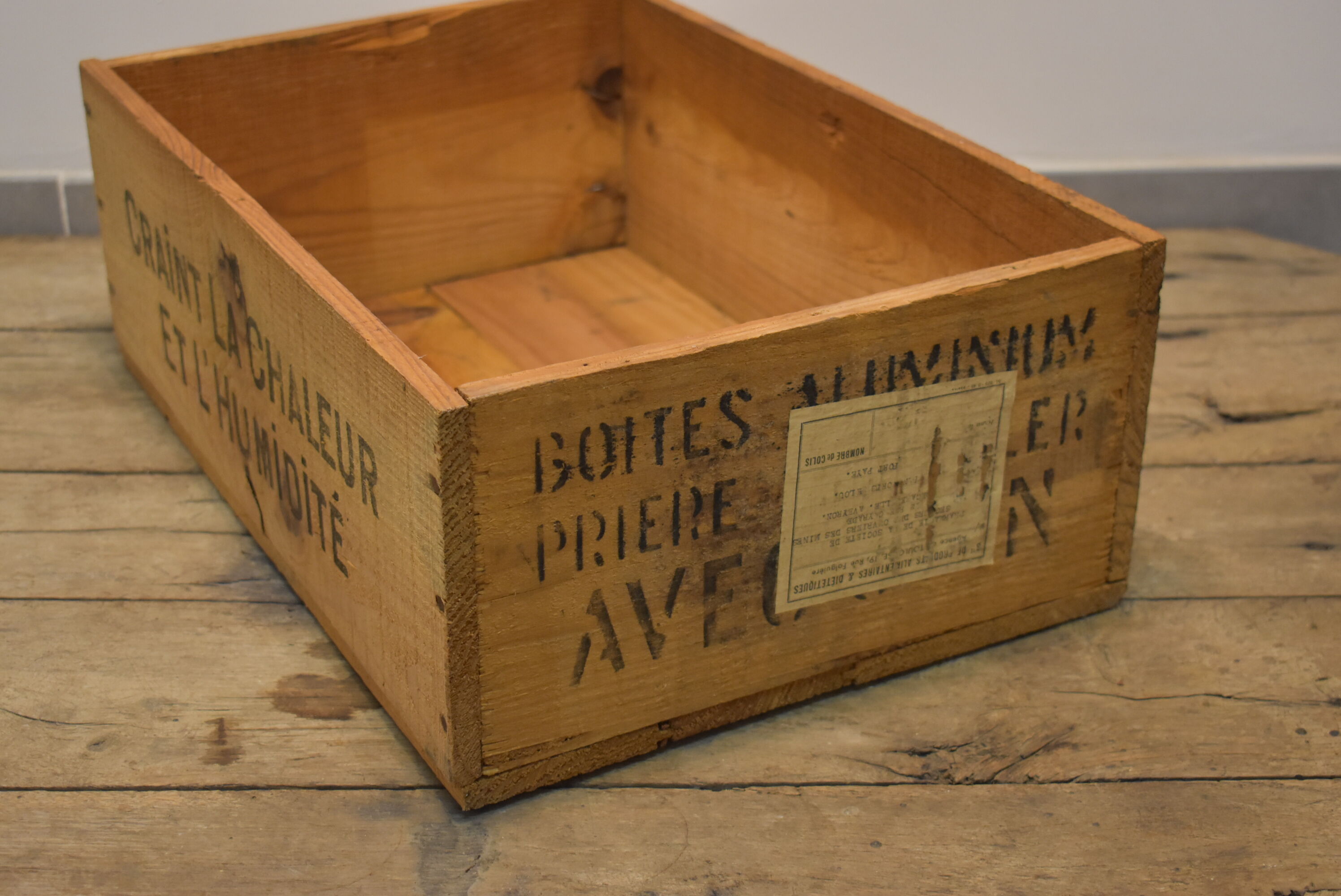 Wooden case of the Nestlé no1 brand
