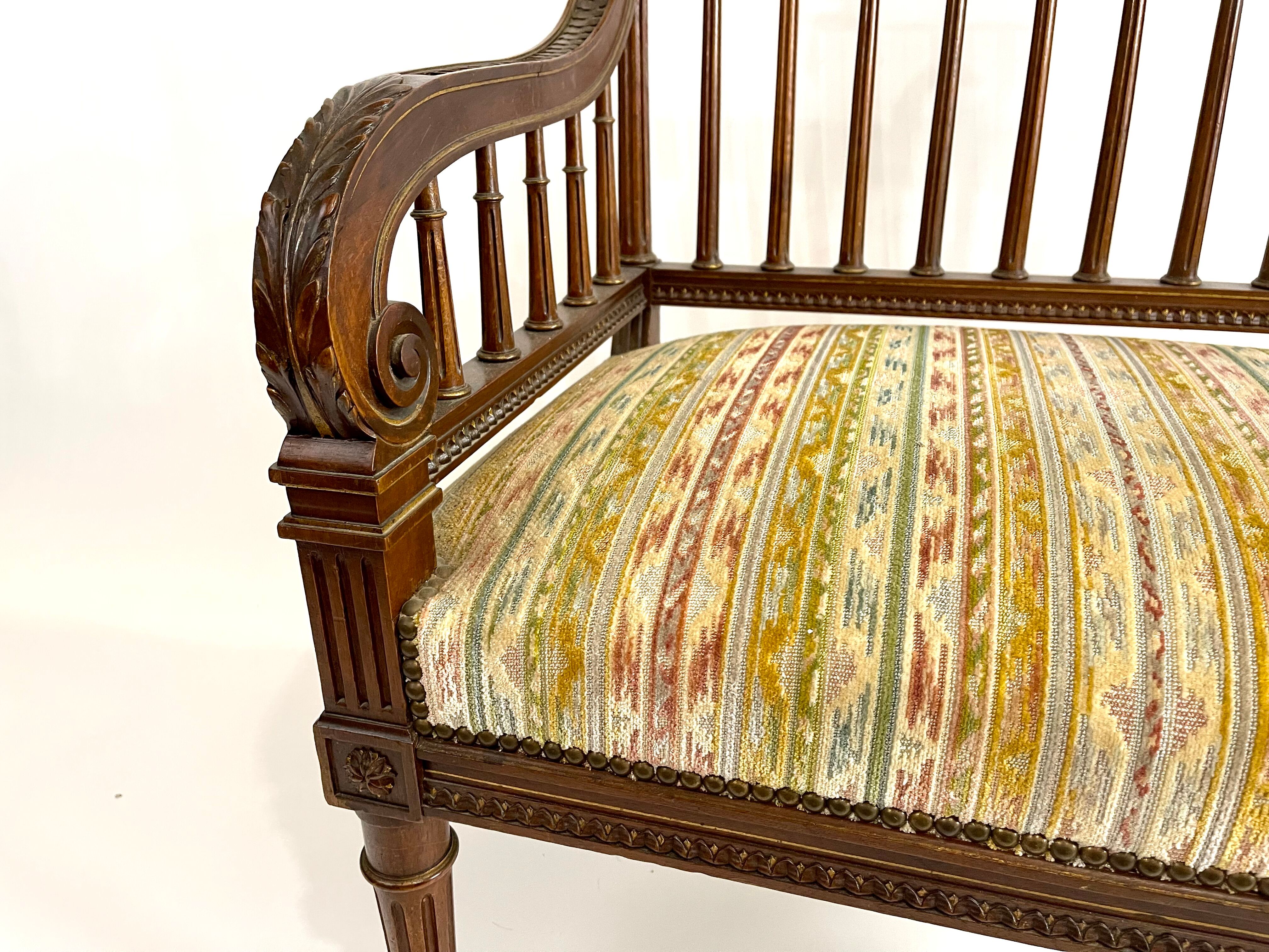 Ancien fauteuil style Louis XVI assise large