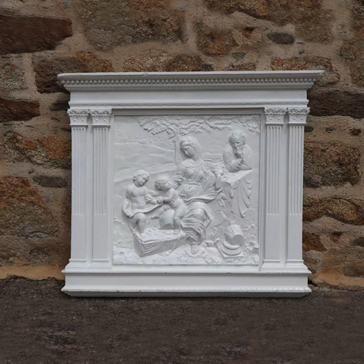 Fronton et bas relief