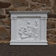 Fronton et bas relief