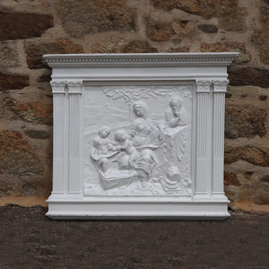 Fronton et bas relief