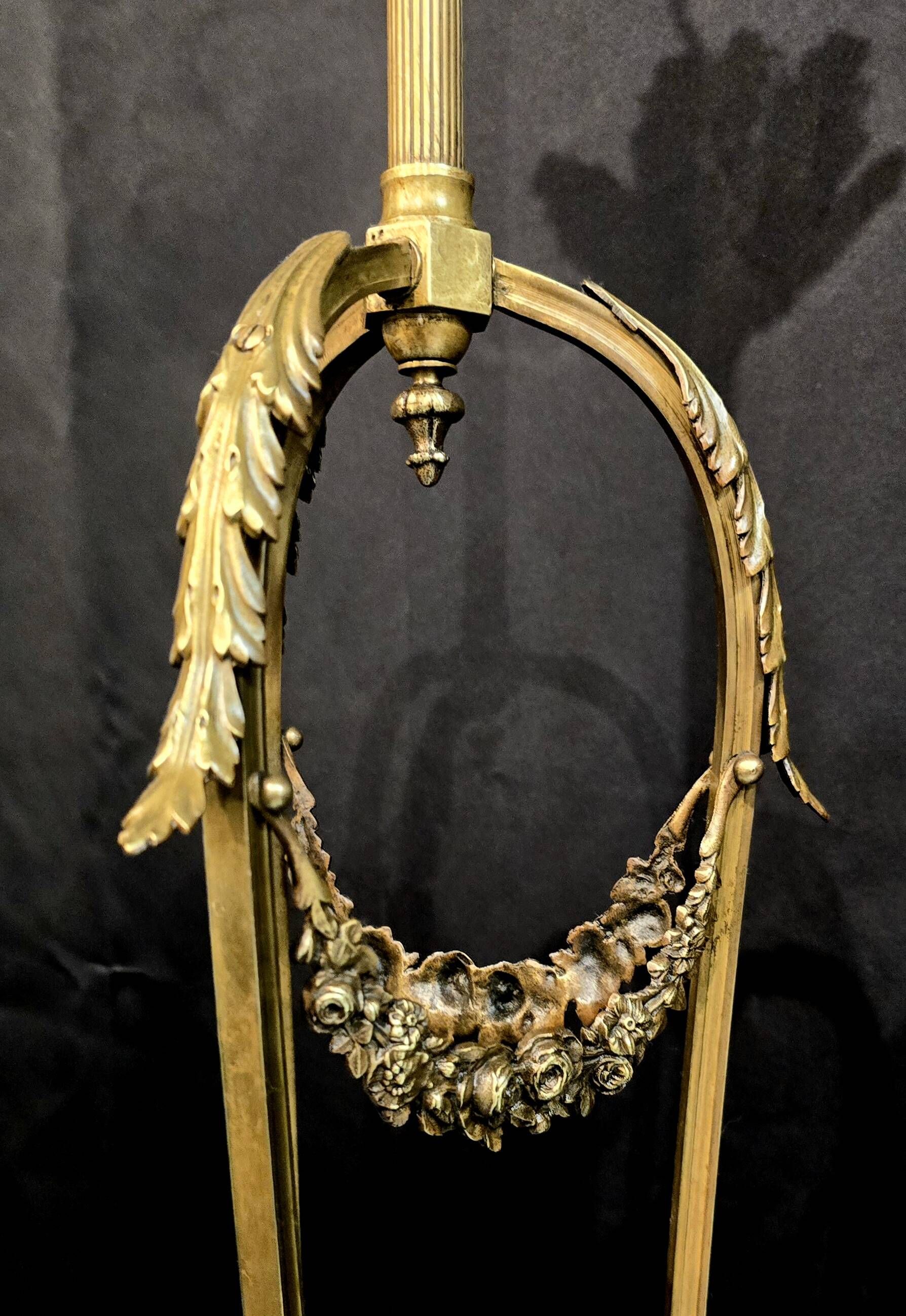 Gilt bronze and frosted glass chandelier – Louis XVI style