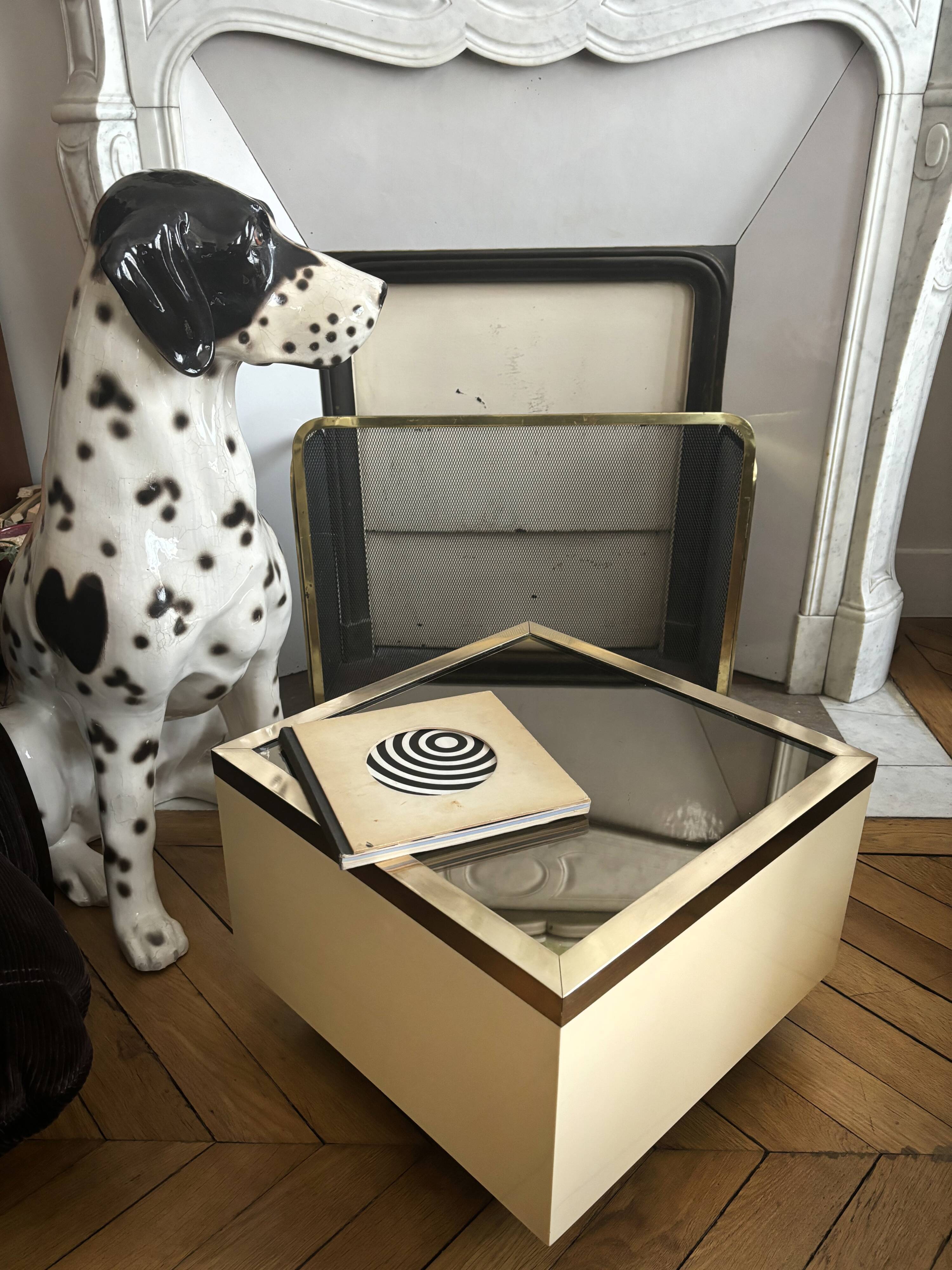 Tables basses, bouts de canapé vintage 1970.