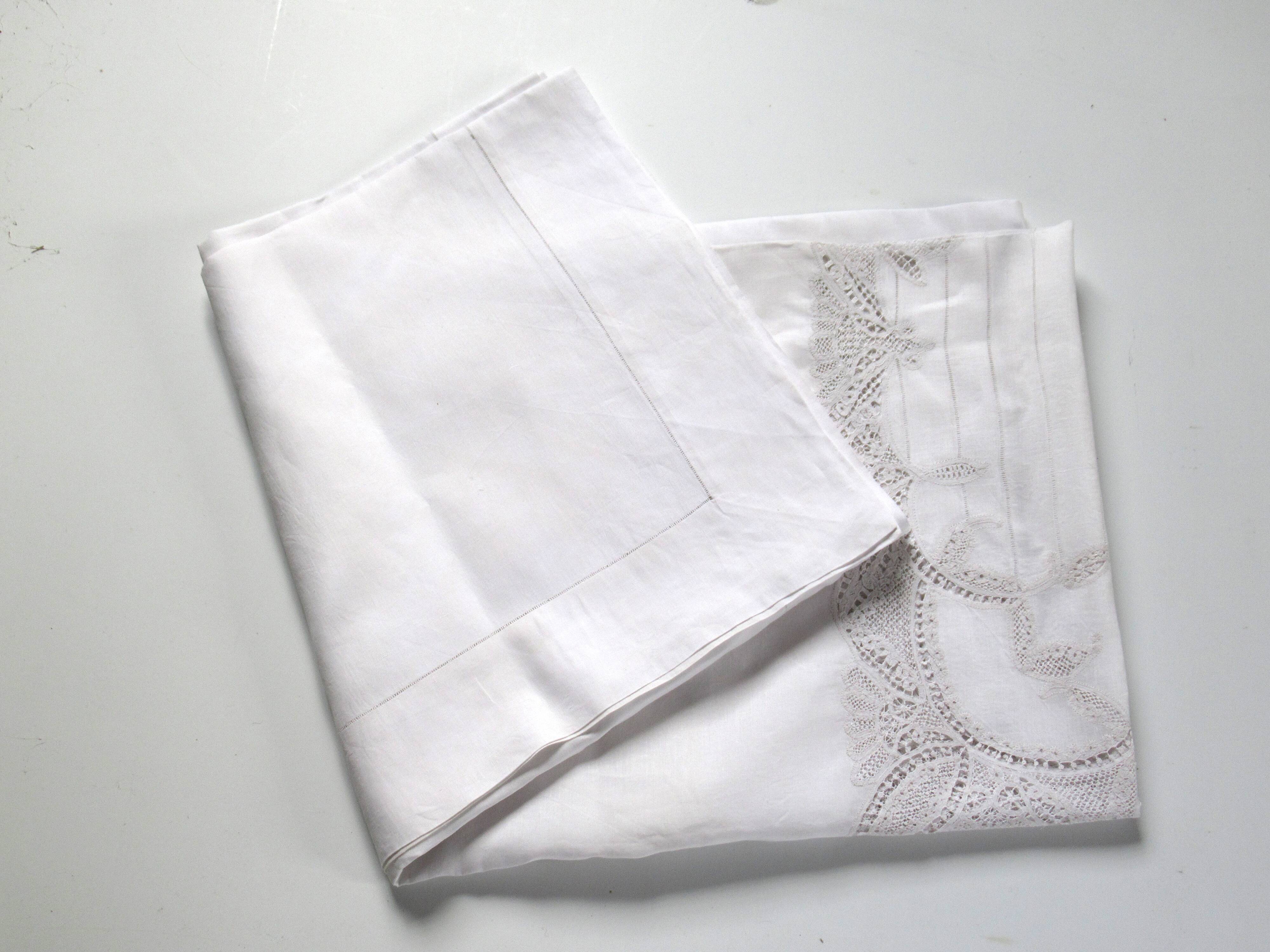 Old tablecloth, Luxeuil lace center, 2m40 long