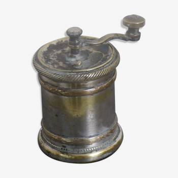 Silver metal pepper pot