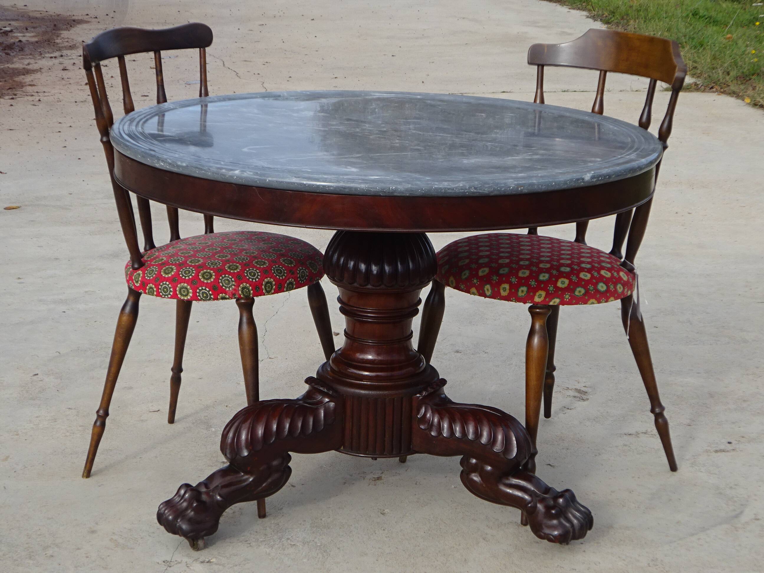Empire guéridon in mahogany and marble, revolving top.