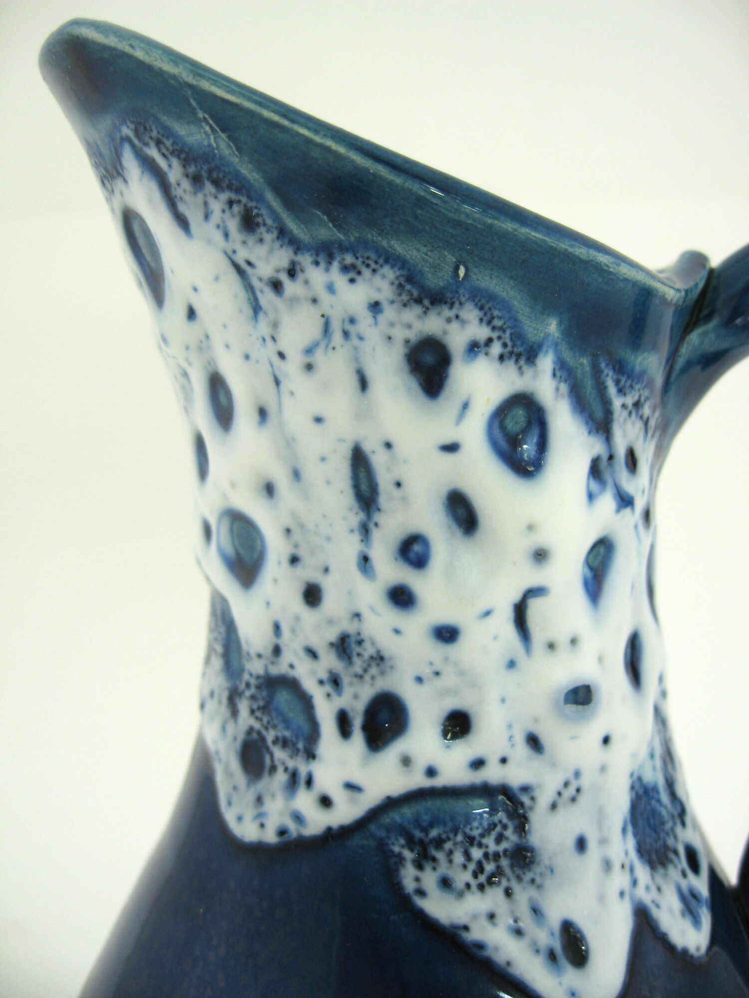 Pichet en céramique émaillée bleu marine - glaçure Fat Lava - vintage années 60