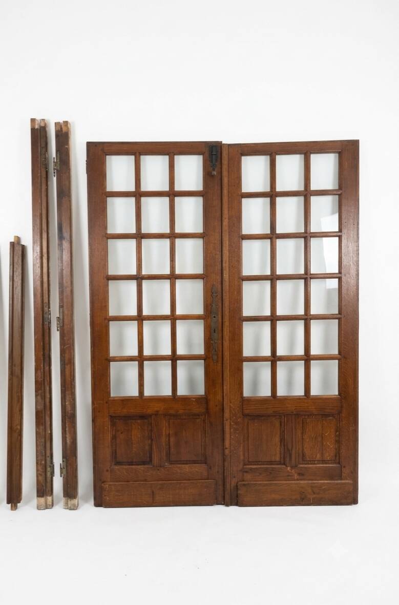 Paire de portes de séparation en chêne petits carreaux XXe