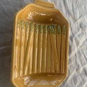 Plat pour asperges en céramique émaillée barbotine vintage