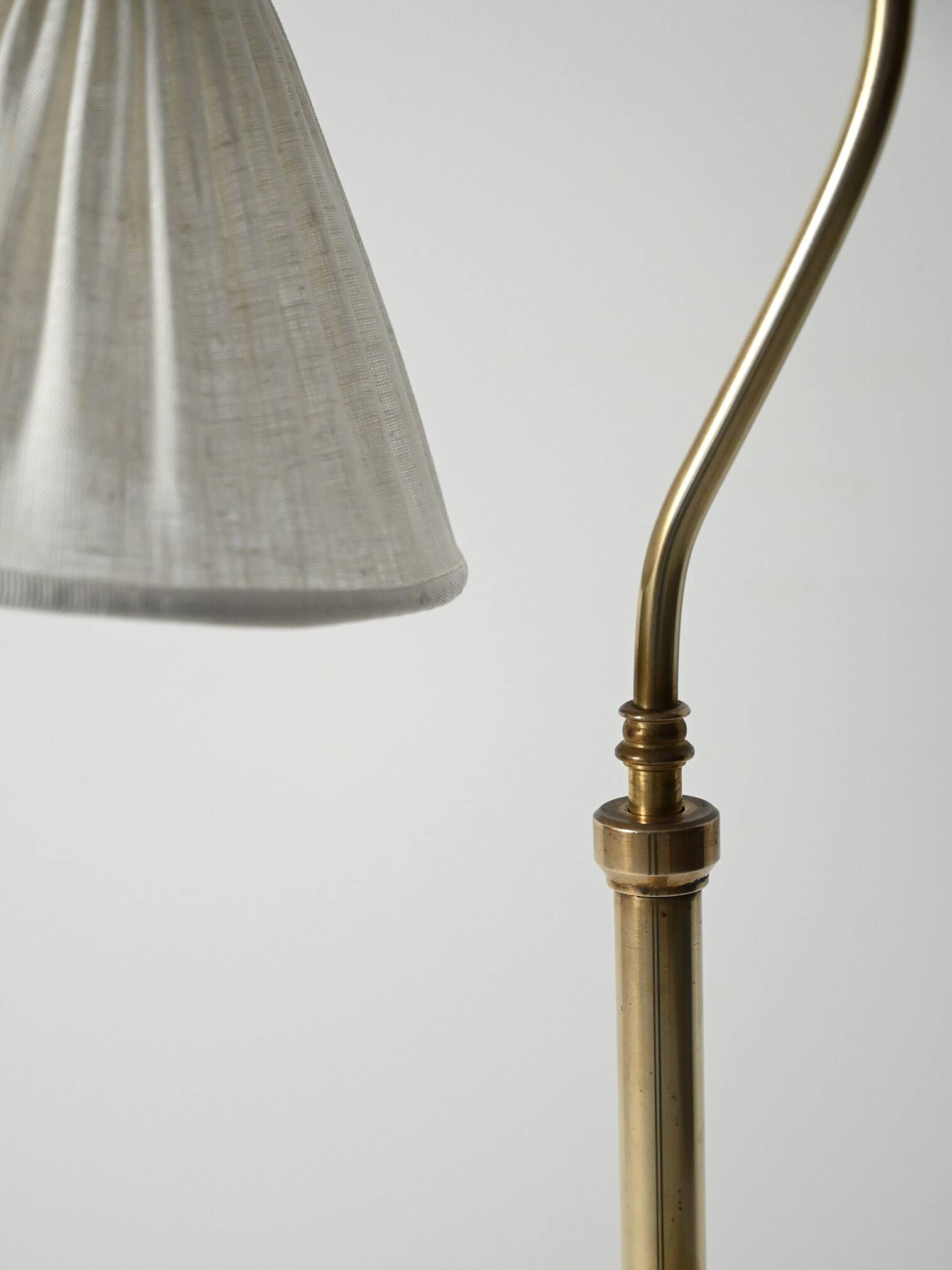 Lampadaire scandinave en laiton à col courbé, années 1950