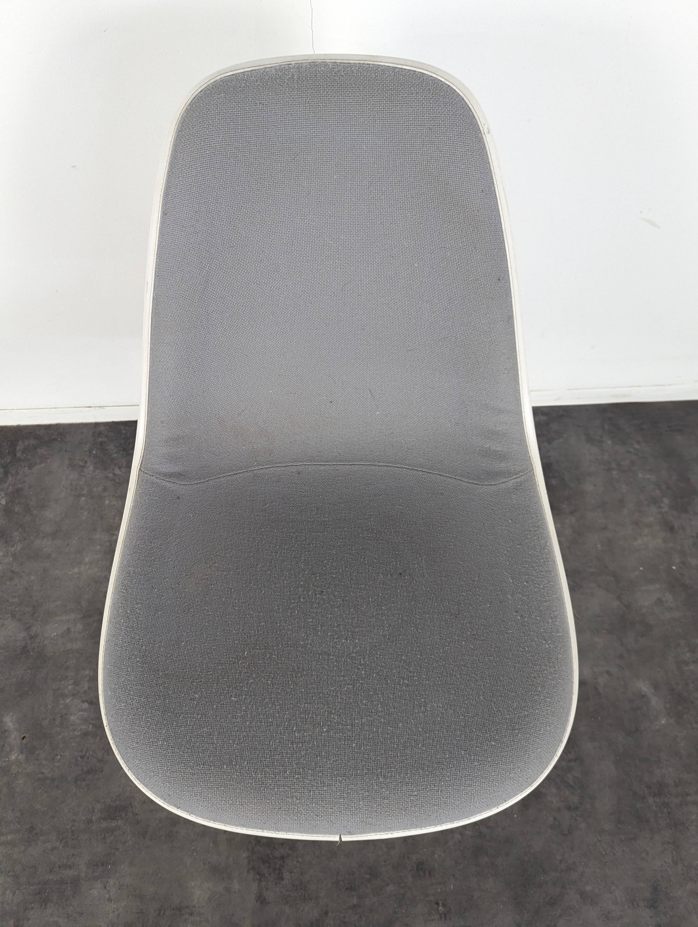 Chaise Vitra Eames DSR rembourrée grise