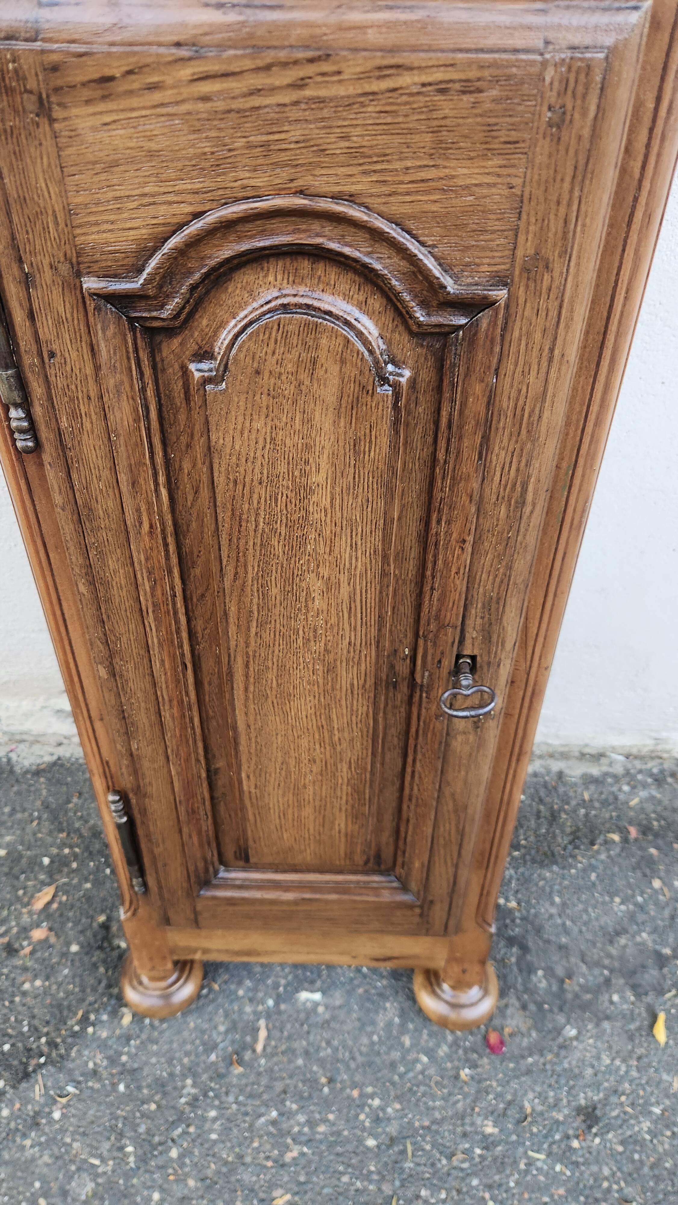 Charming column / pedestal in solid oak