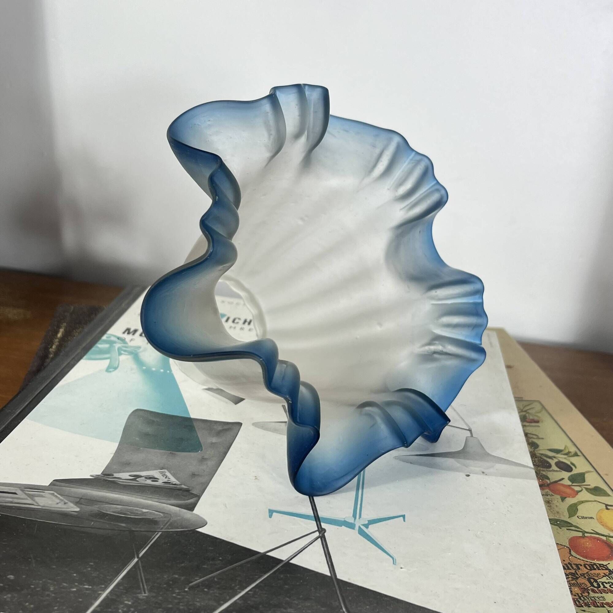 Abat jour tulipe ancienne en verre transparent bord bleu
