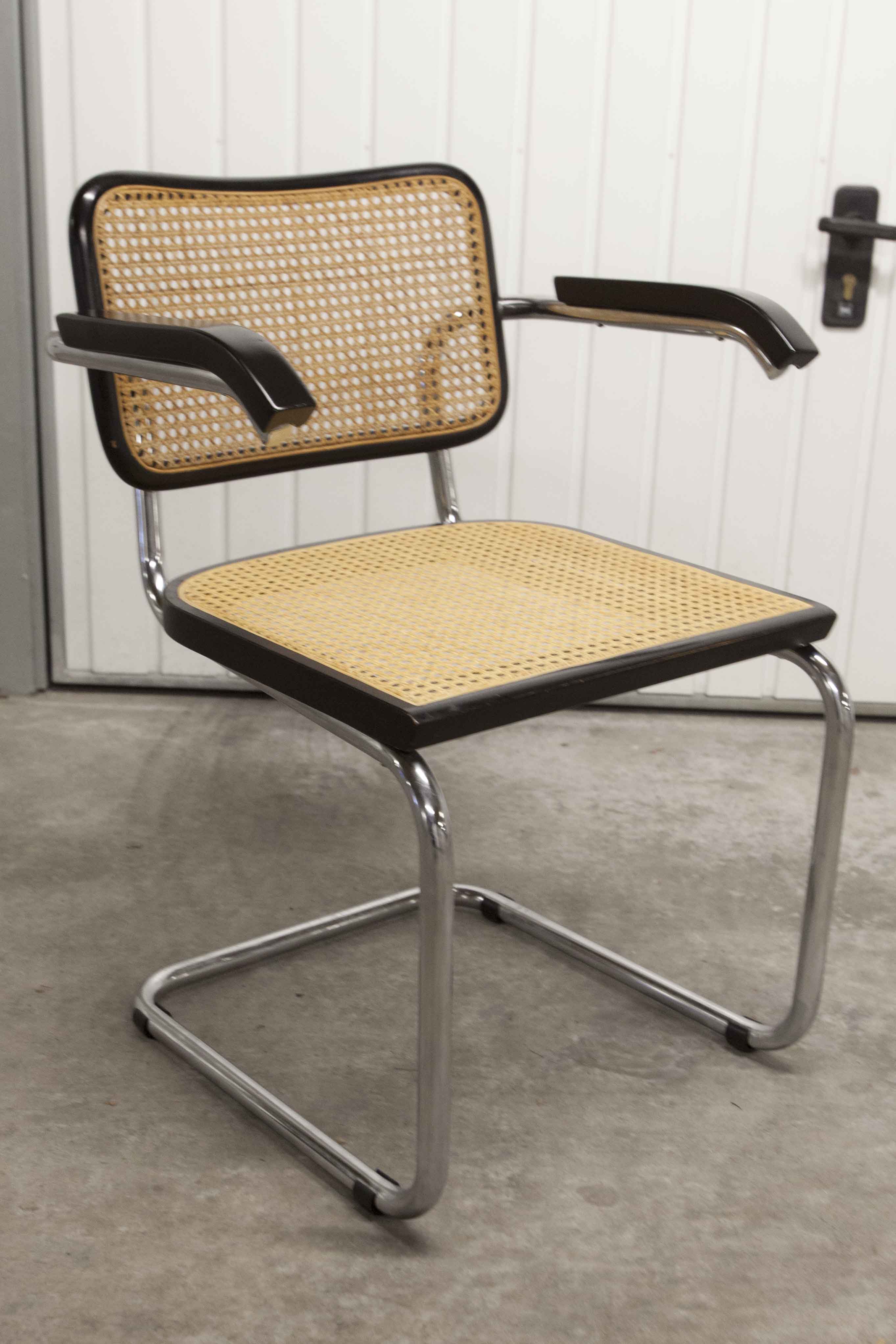 Fauteuil b64 Breuer noir cannage accoudoirs et tampons neufs