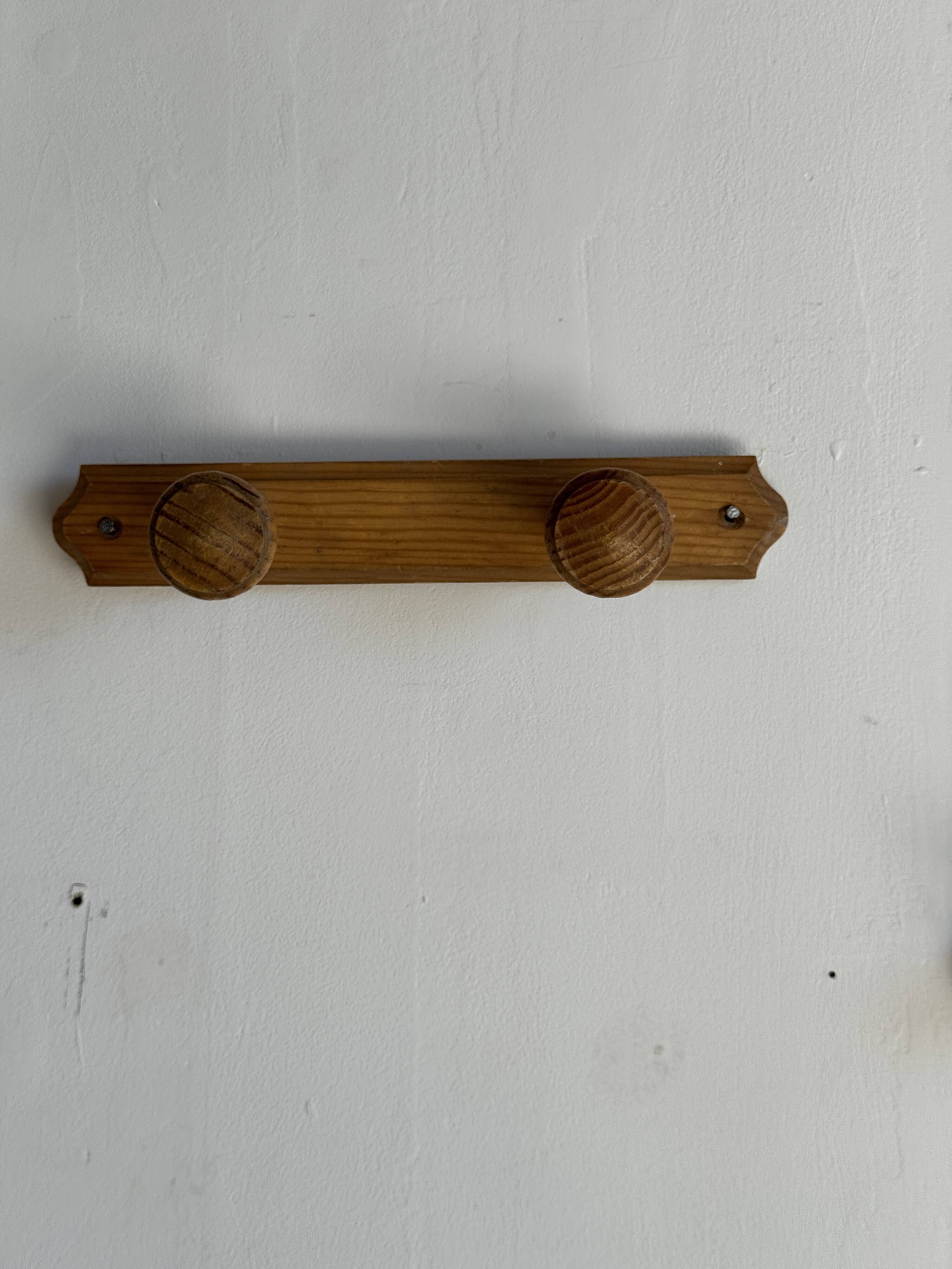 Small coat hook with two round button hooks in pine H5