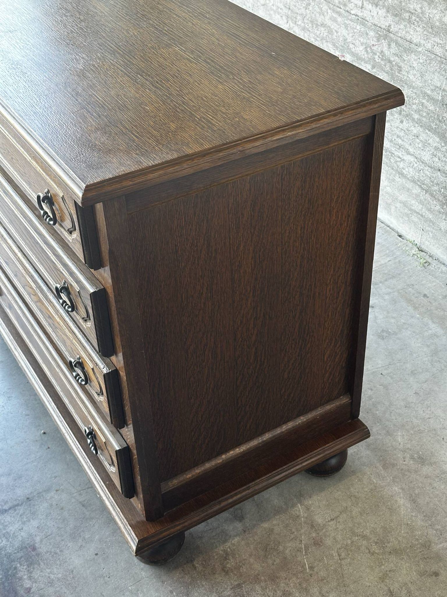 Vintage oak and veneer chest of drawers with 4 drawers.