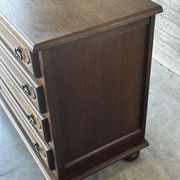Vintage oak and veneer chest of drawers with 4 drawers.