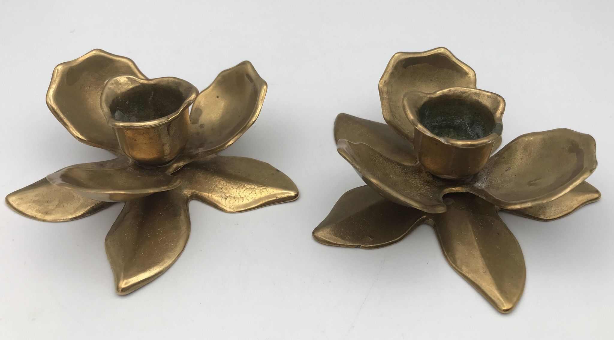 Pair of brass candle holders, duo of flowers vintage, 1970s