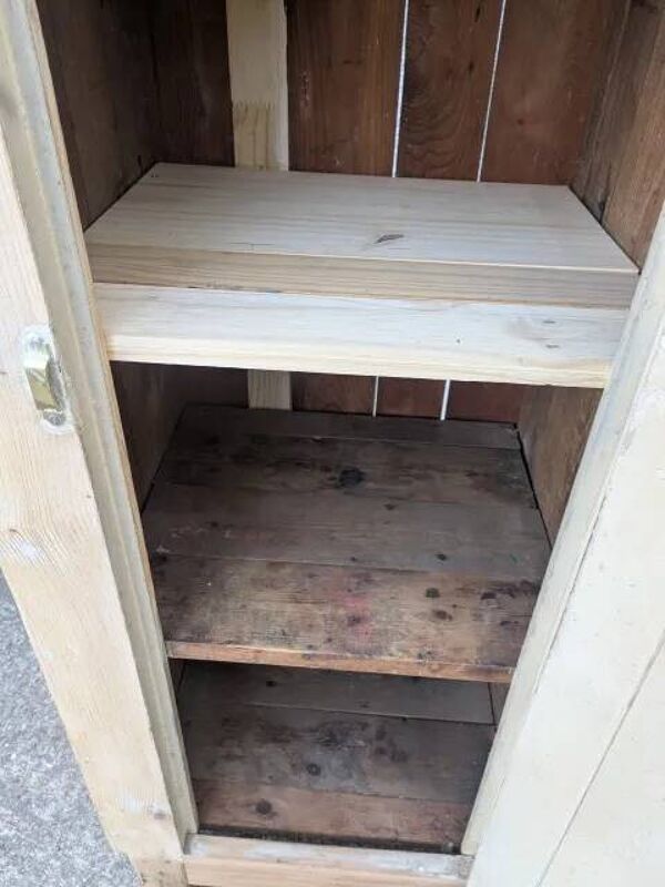 Petite armoire en bois naturel