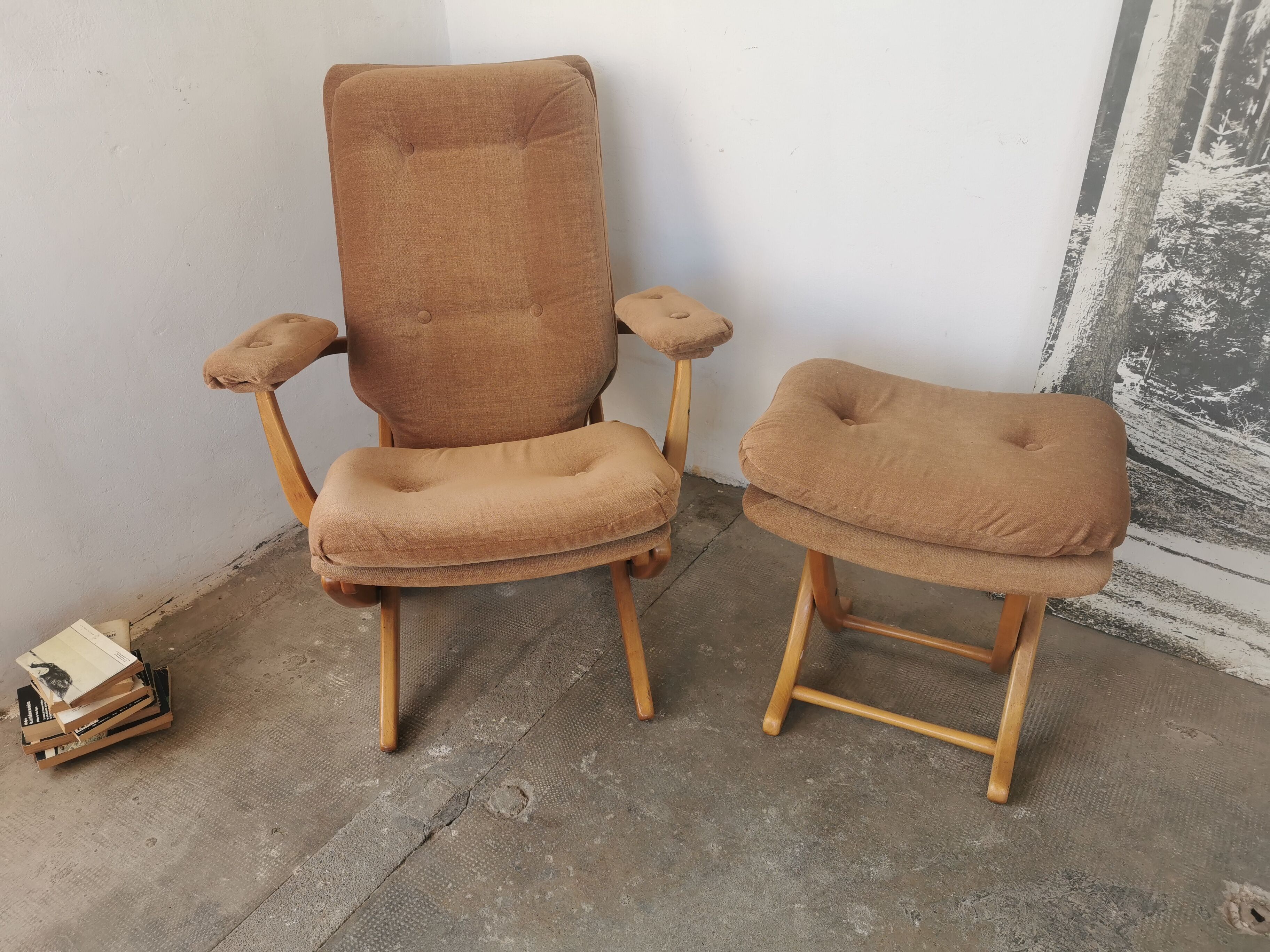 Relax armchair and its velvet ottoman from the 70s /80