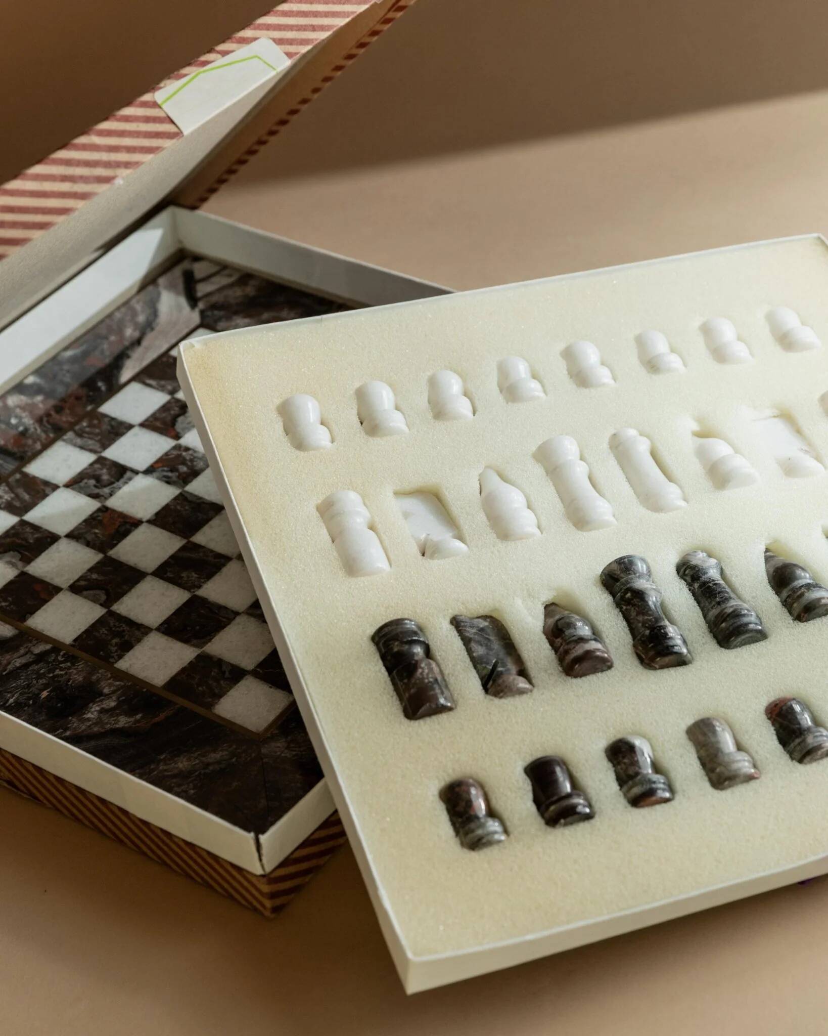 Vintage Marble Chess Set in Grey and Pink Stone – Hand-Carved Pieces, 31x31 cm Board, 1960s Italian Design