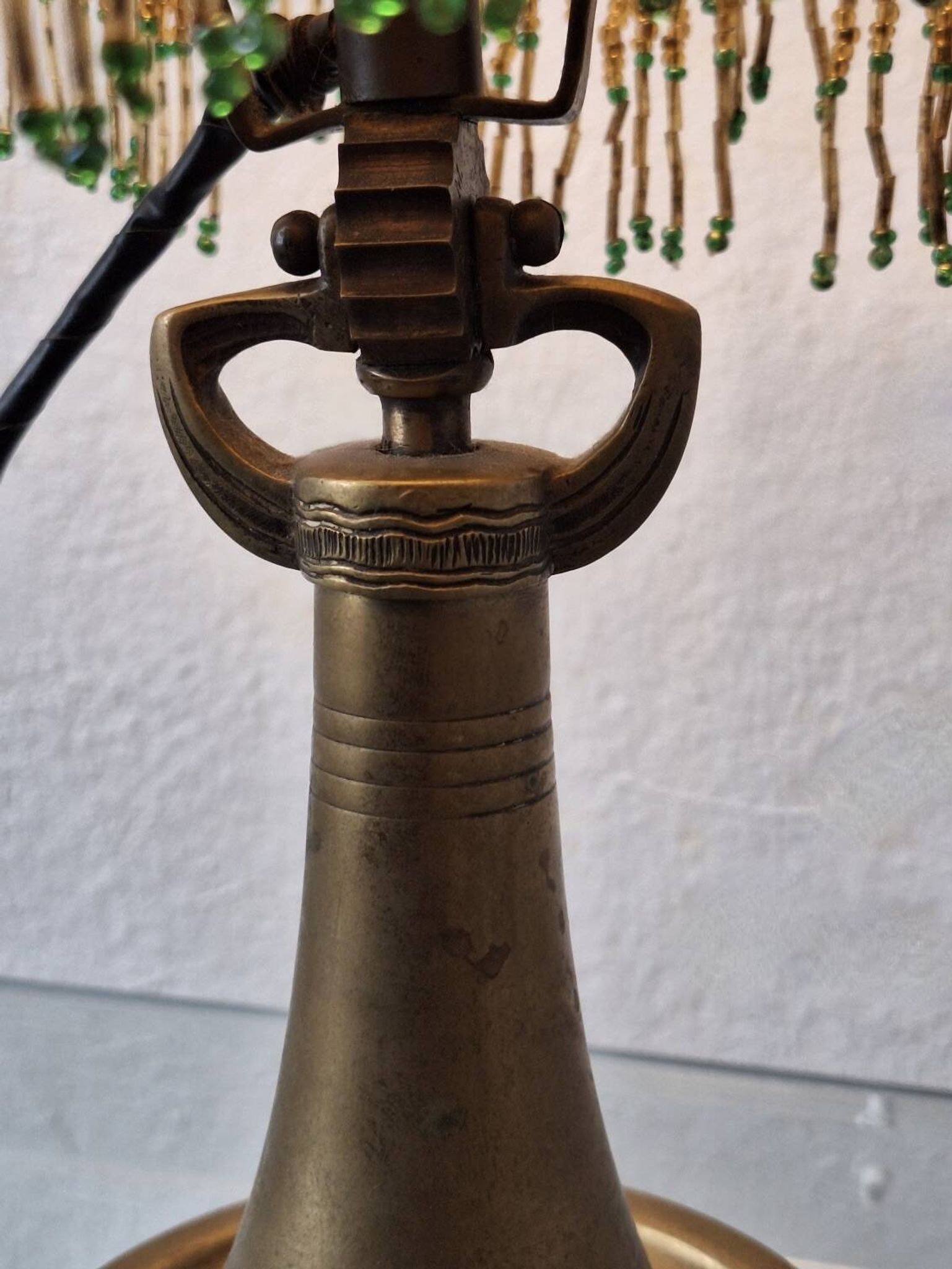 Lampe de table en bronze peinte à l'envers signée, 1910-1920