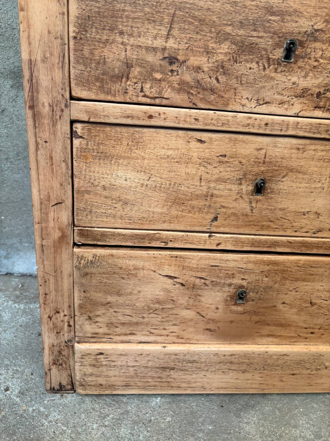 Matt varnished wooden chest of drawers