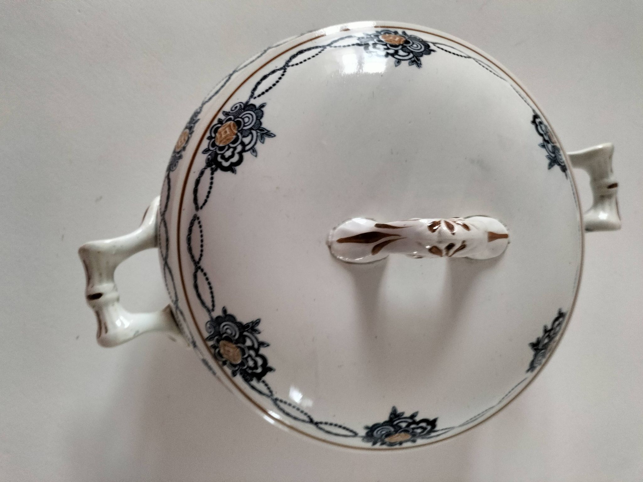 Antique Saint-Amandinoise tureen, blue and ochre decoration 6523, 1900-1920