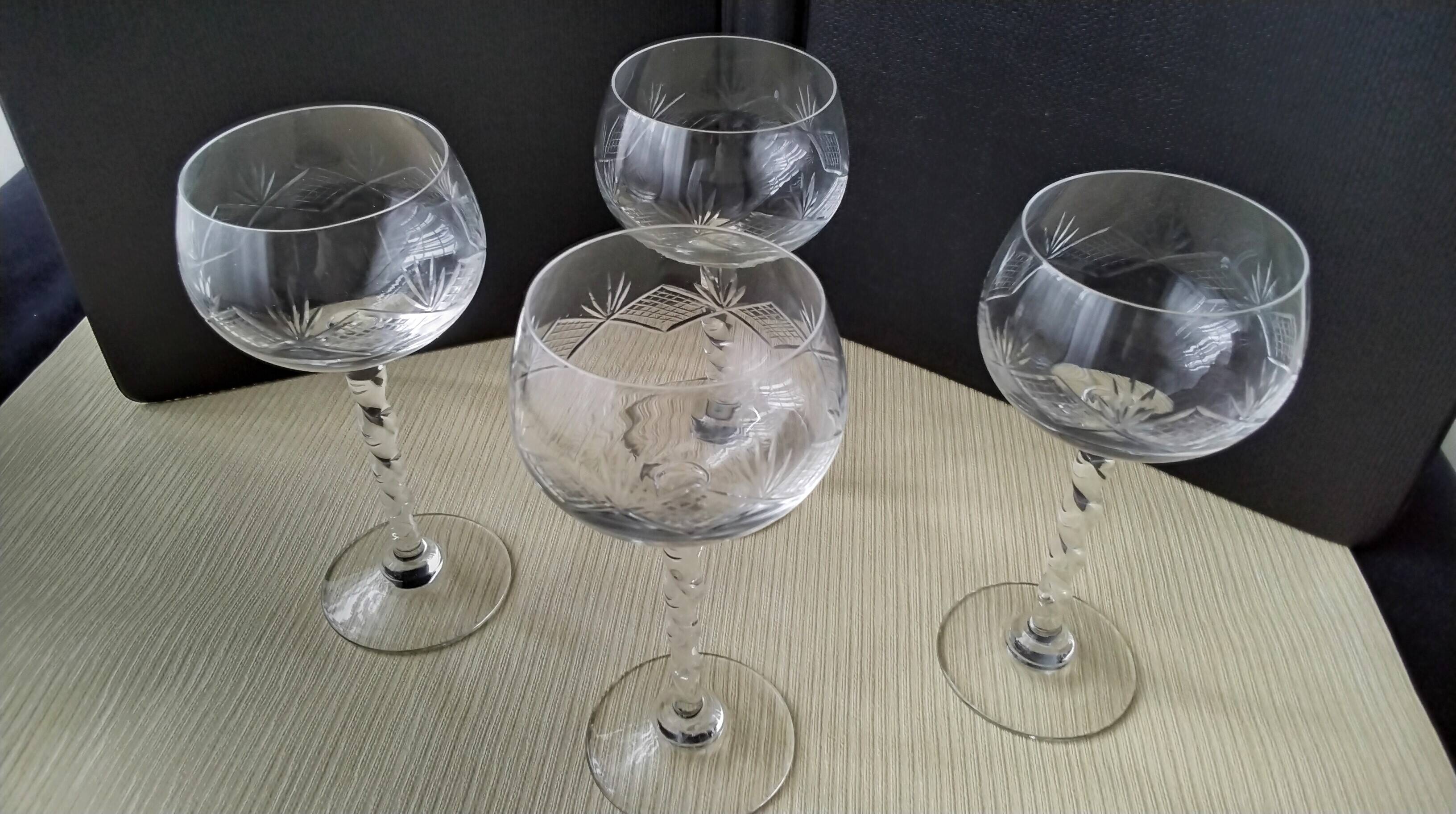 4 twisted stem glasses for white or rosé wine