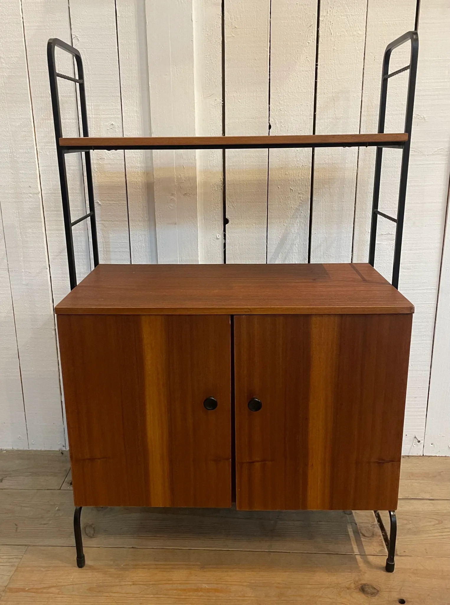 Small piece of furniture on legs