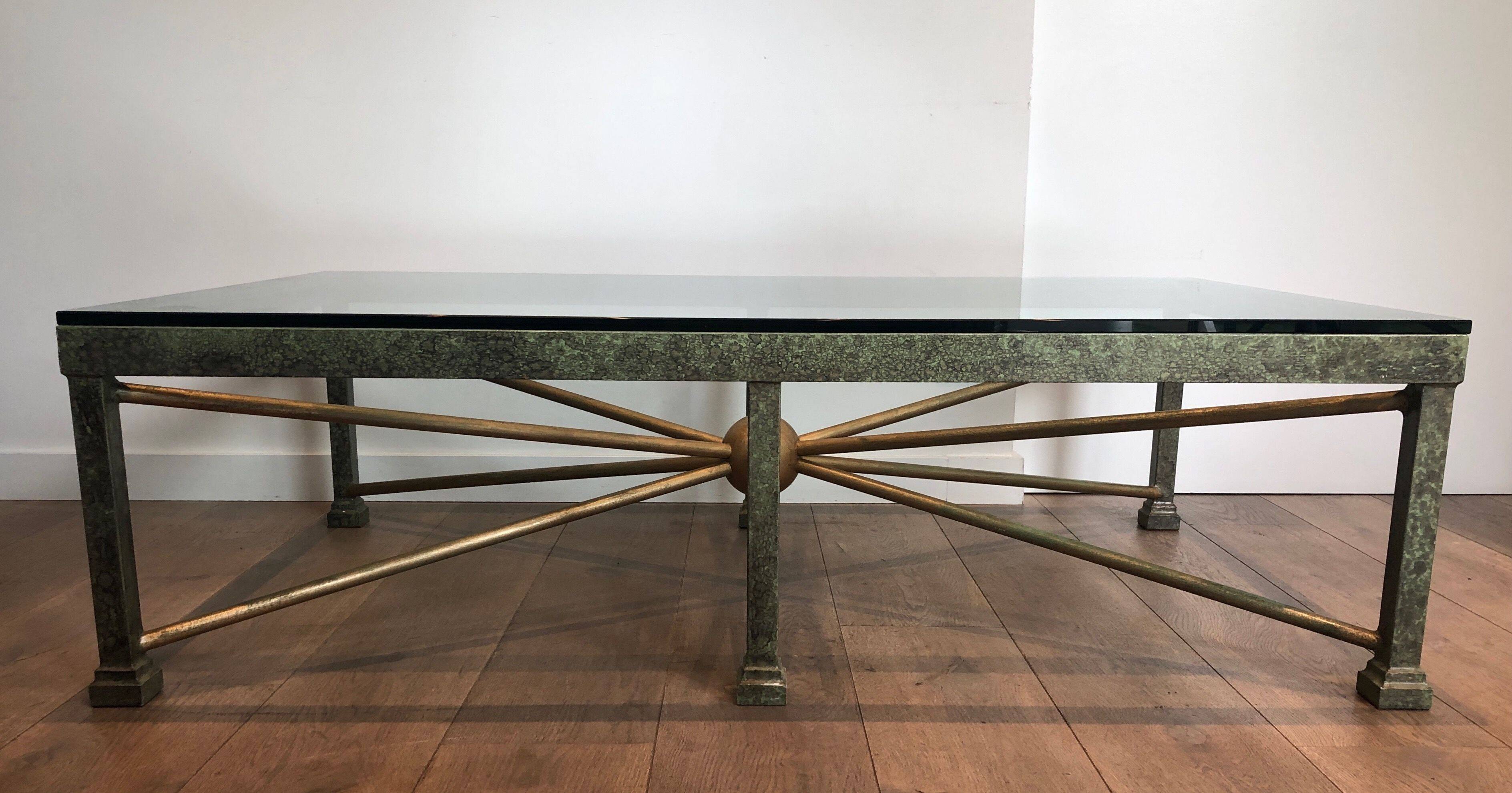 Importante table basse en acier et fer forgé patinée et dorée