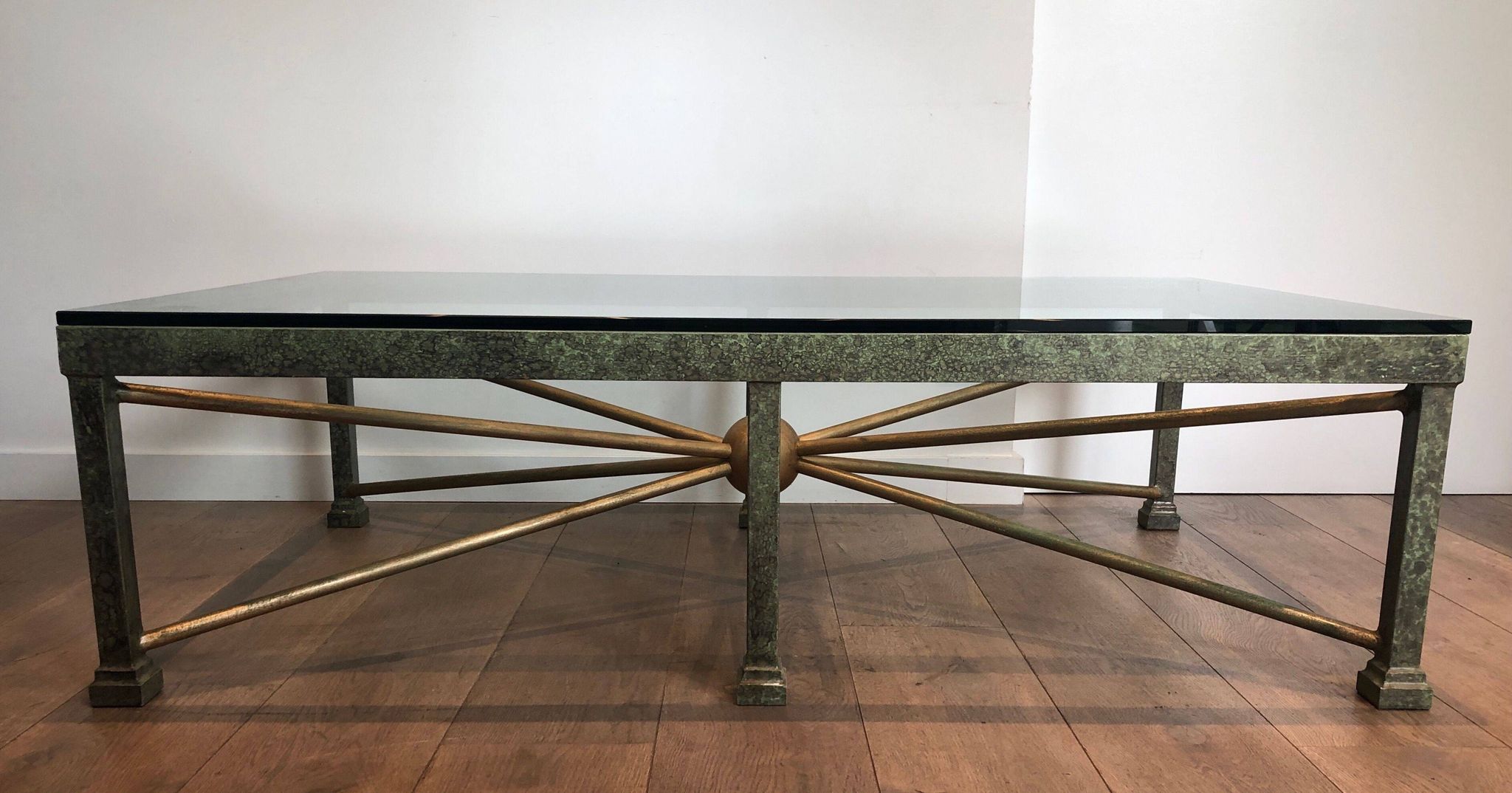 Importante table basse en acier et fer forgé patinée et dorée