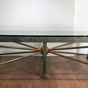 Importante table basse en acier et fer forgé patinée et dorée
