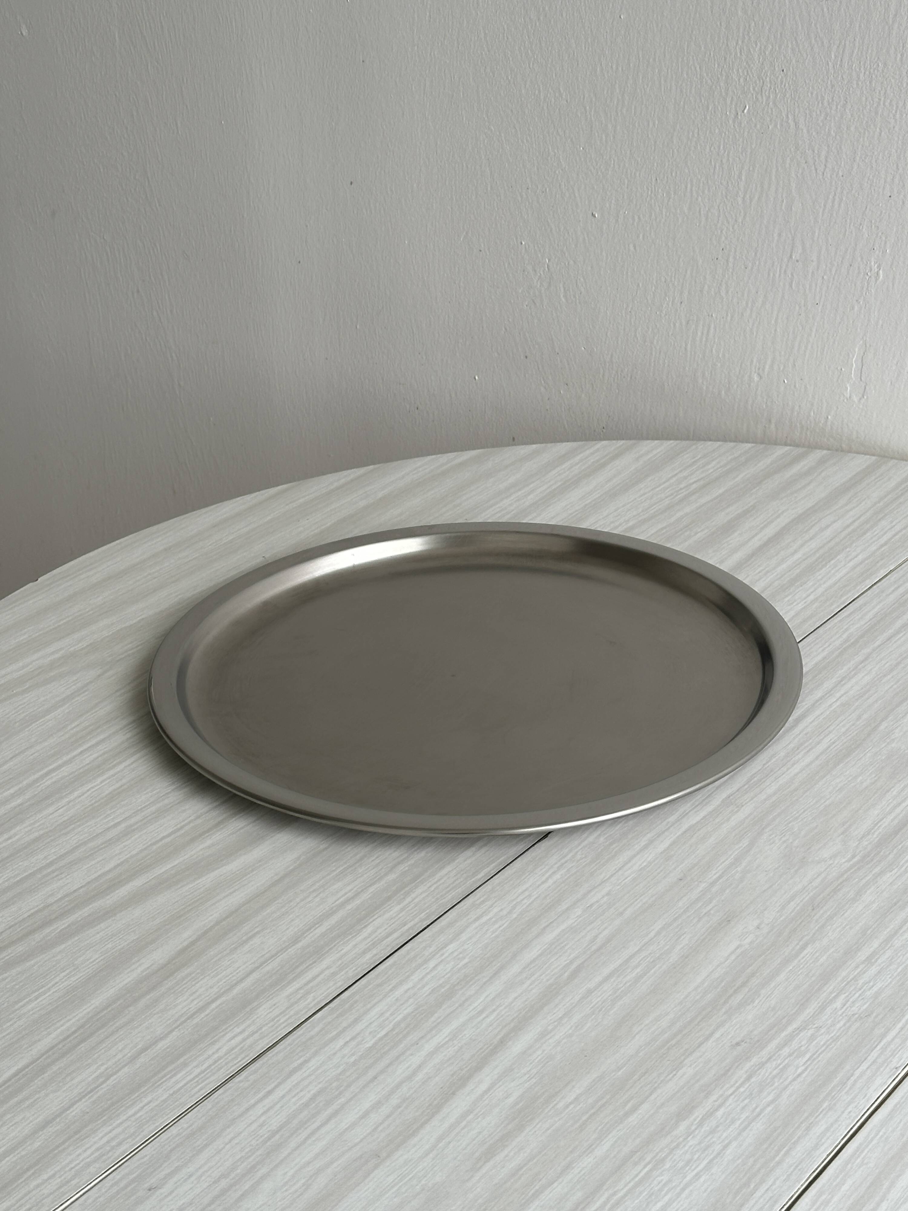 Round tray in 18-10 stainless steel, polished