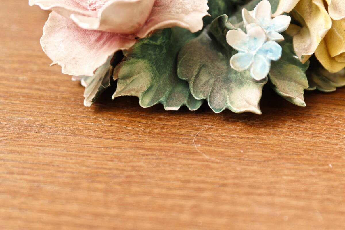 Bougeoir en porcelaine de Capodimonte, roses