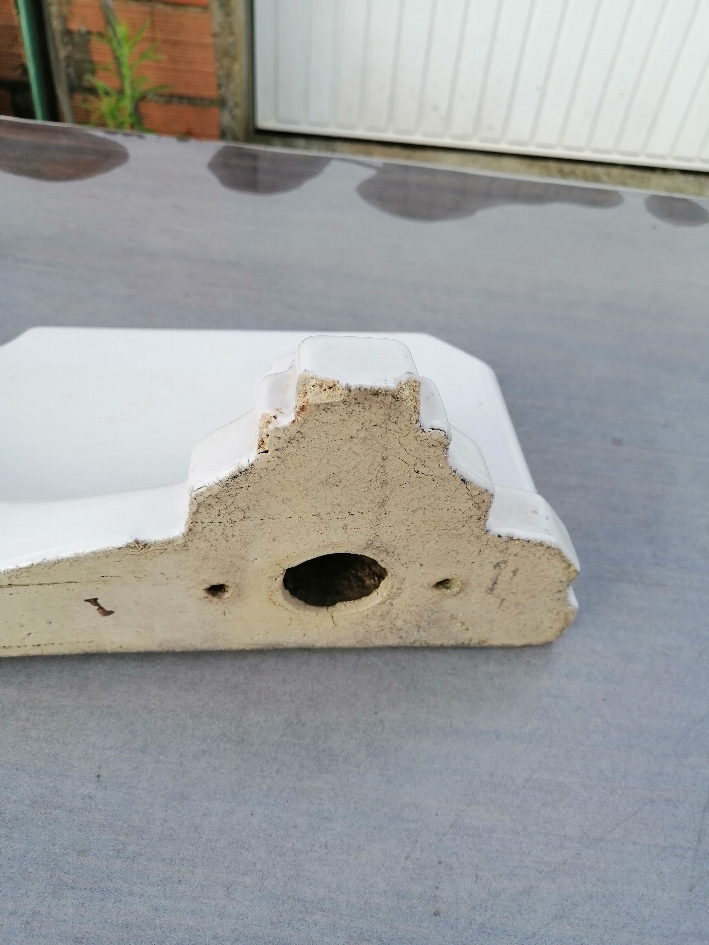 Bathroom shelf in antique ceramic
