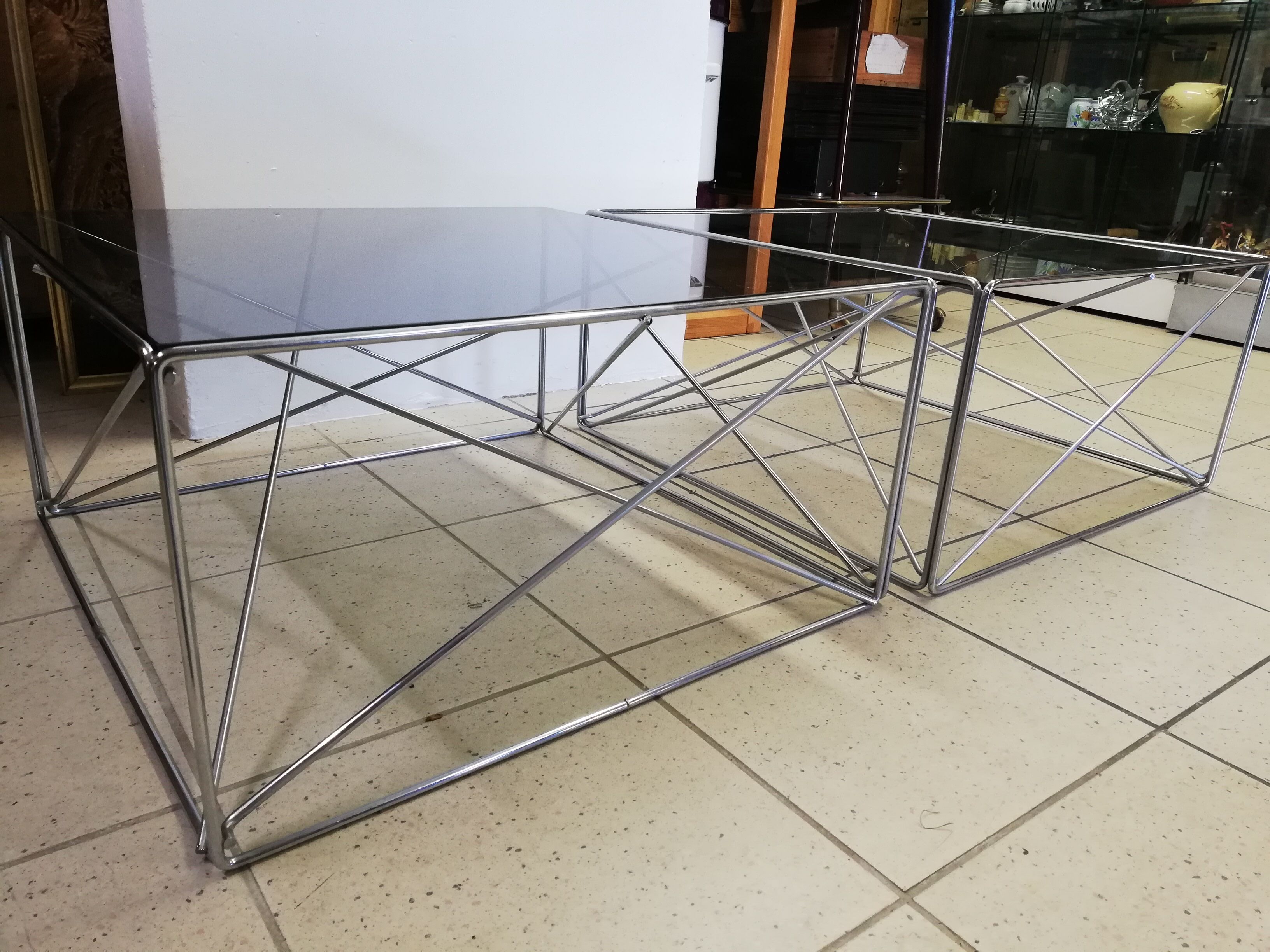 Tables basses isocèles par Max Sauze
