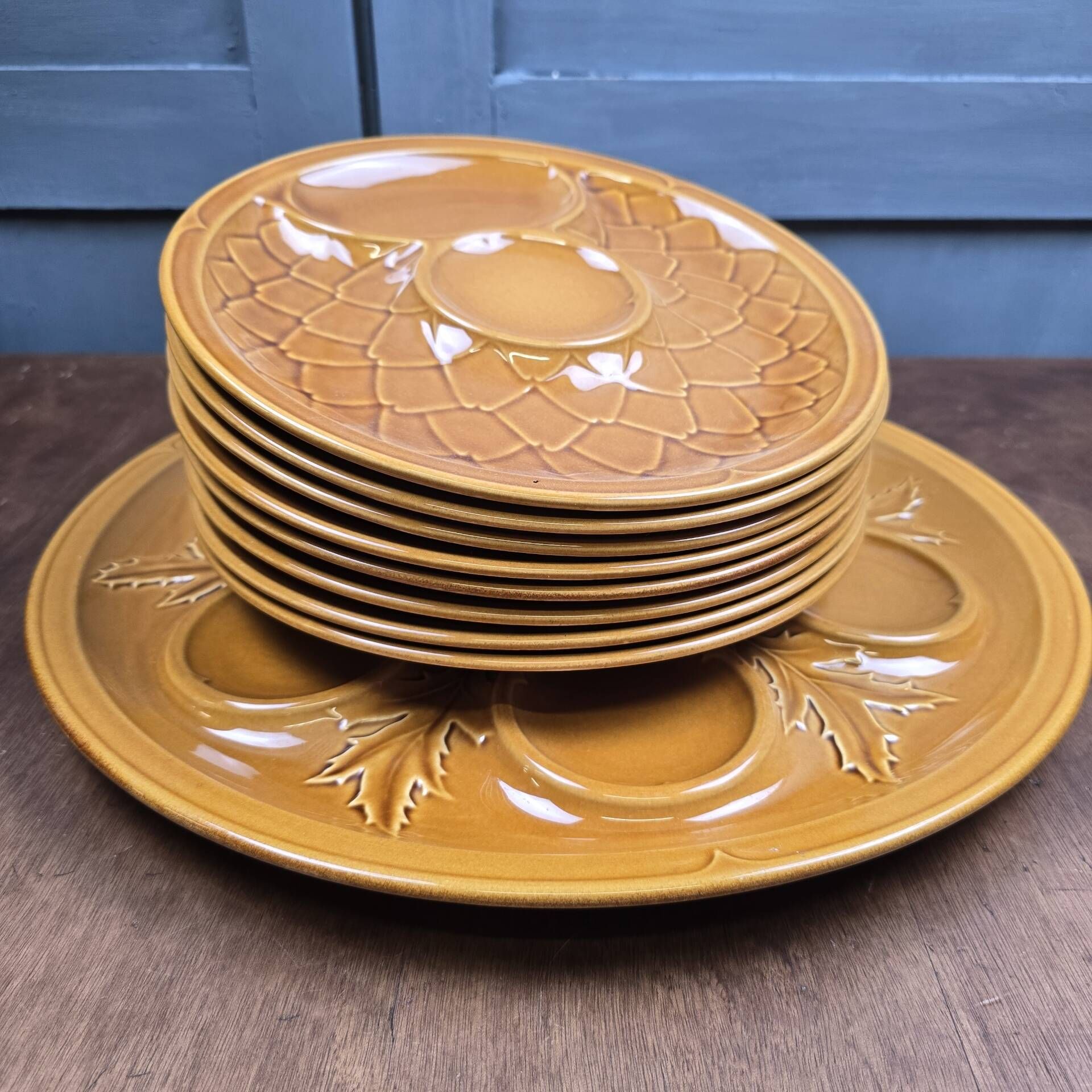 Artichoke service Salins France – 8 plates and serving dish barboti