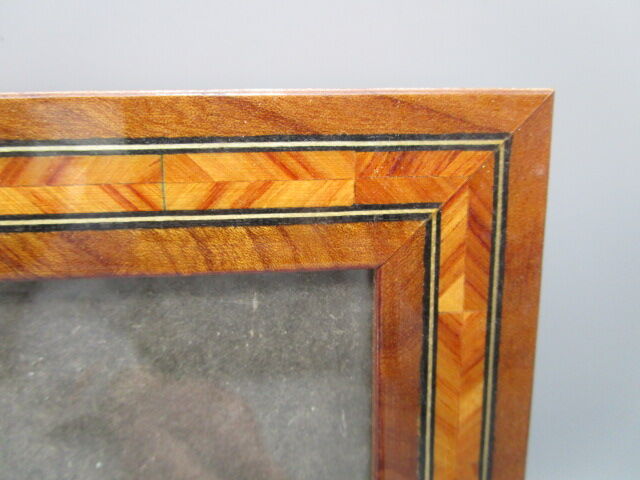 Inlaid frame to pose old