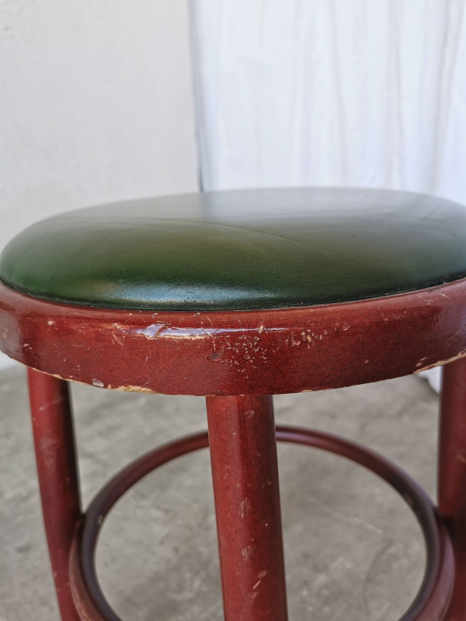 Tabouret de pub irlandais vintage : assise en cuir vert, bois courbé, style Thonet