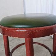 Tabouret de pub irlandais vintage : assise en cuir vert, bois courbé, style Thonet