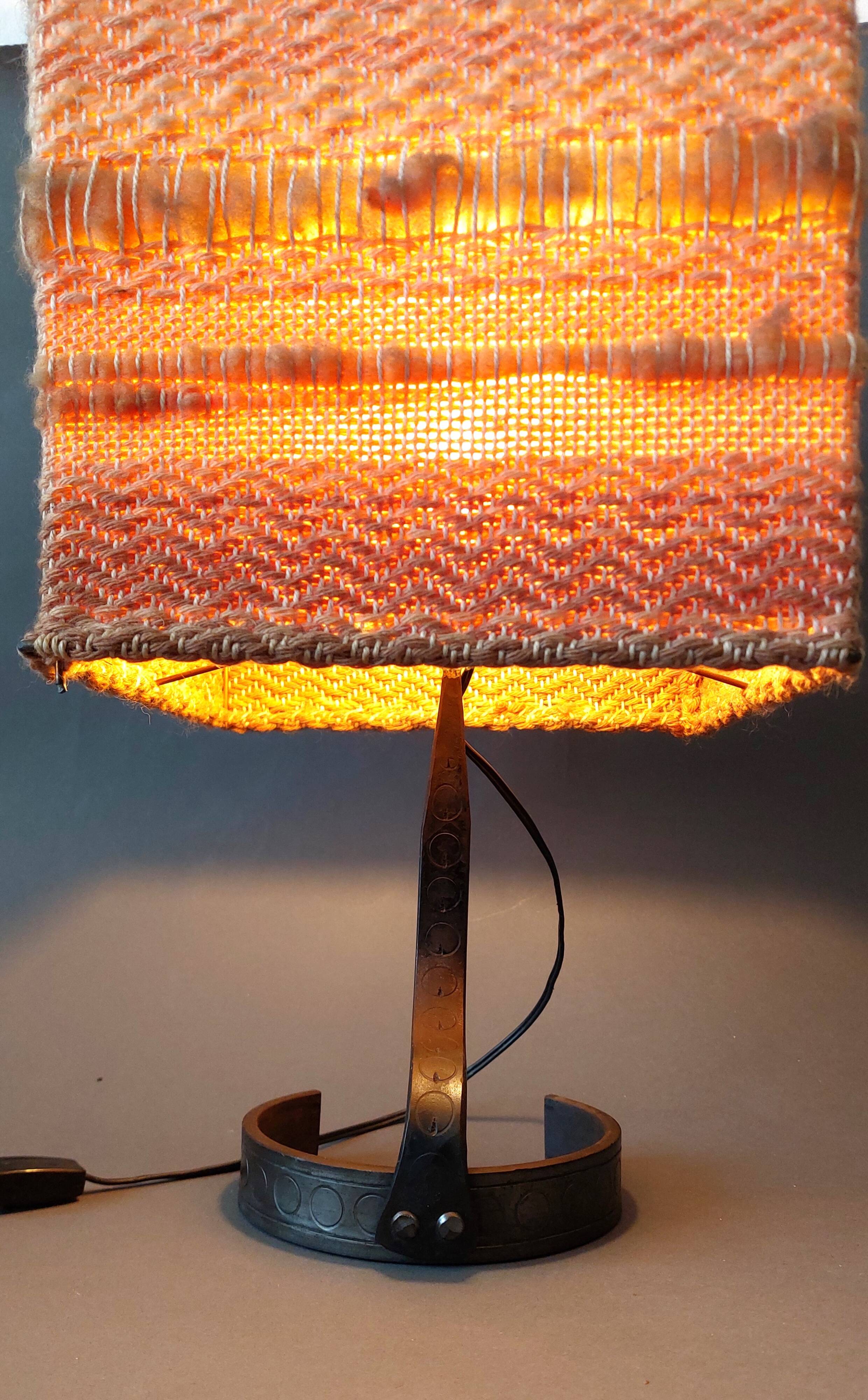 Lampe brutaliste 1950 en fer forgé abat-jour en laine fait main.