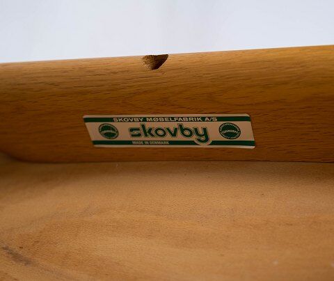 Suite of six chairs in oak and leather