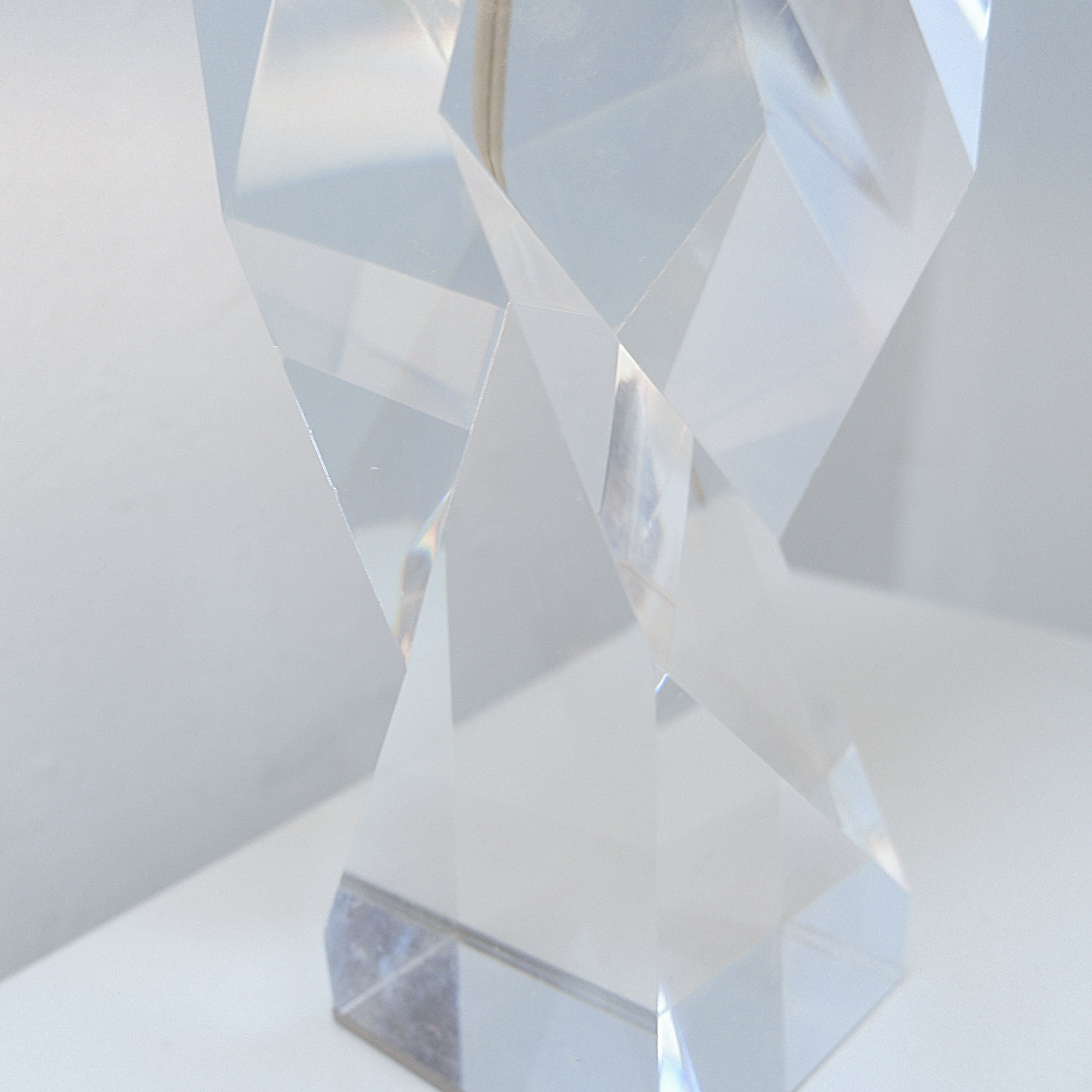 Lampe de table sculpturale en lucite solide transparente - Vers 1980