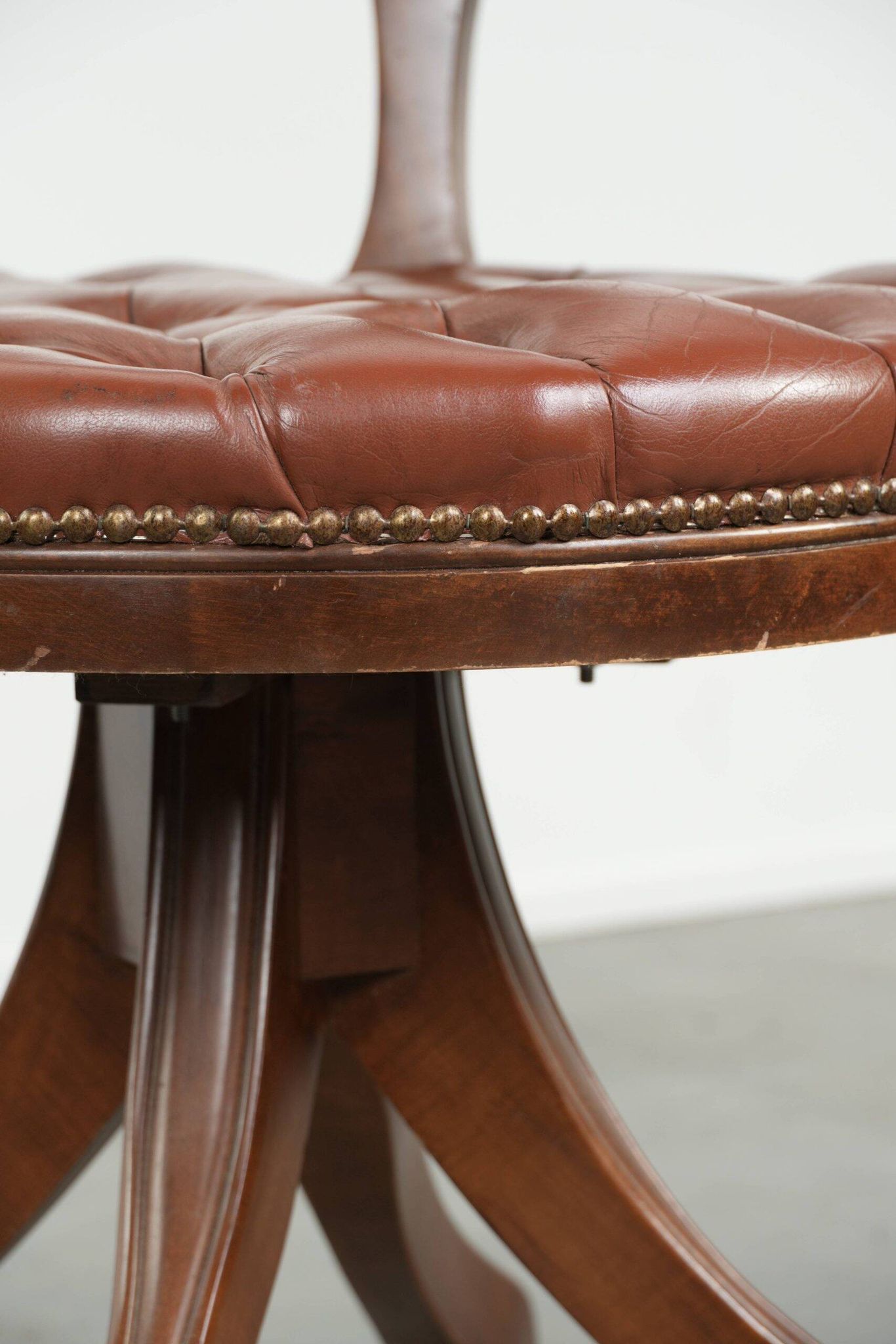 Chaise de bureau Chesterfield rotative en cuir de vache marron