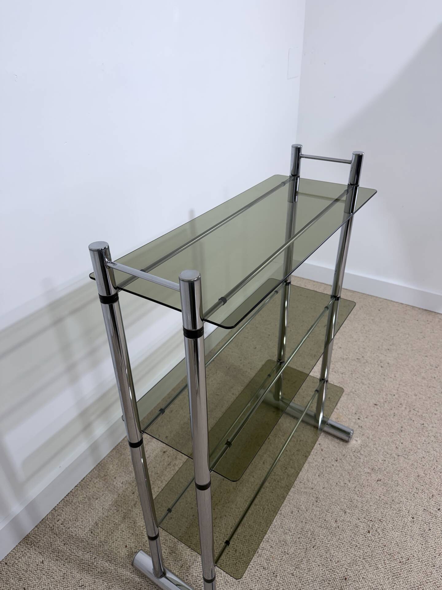 Étagère vintage années 70 en verre fumé et métal chromé 