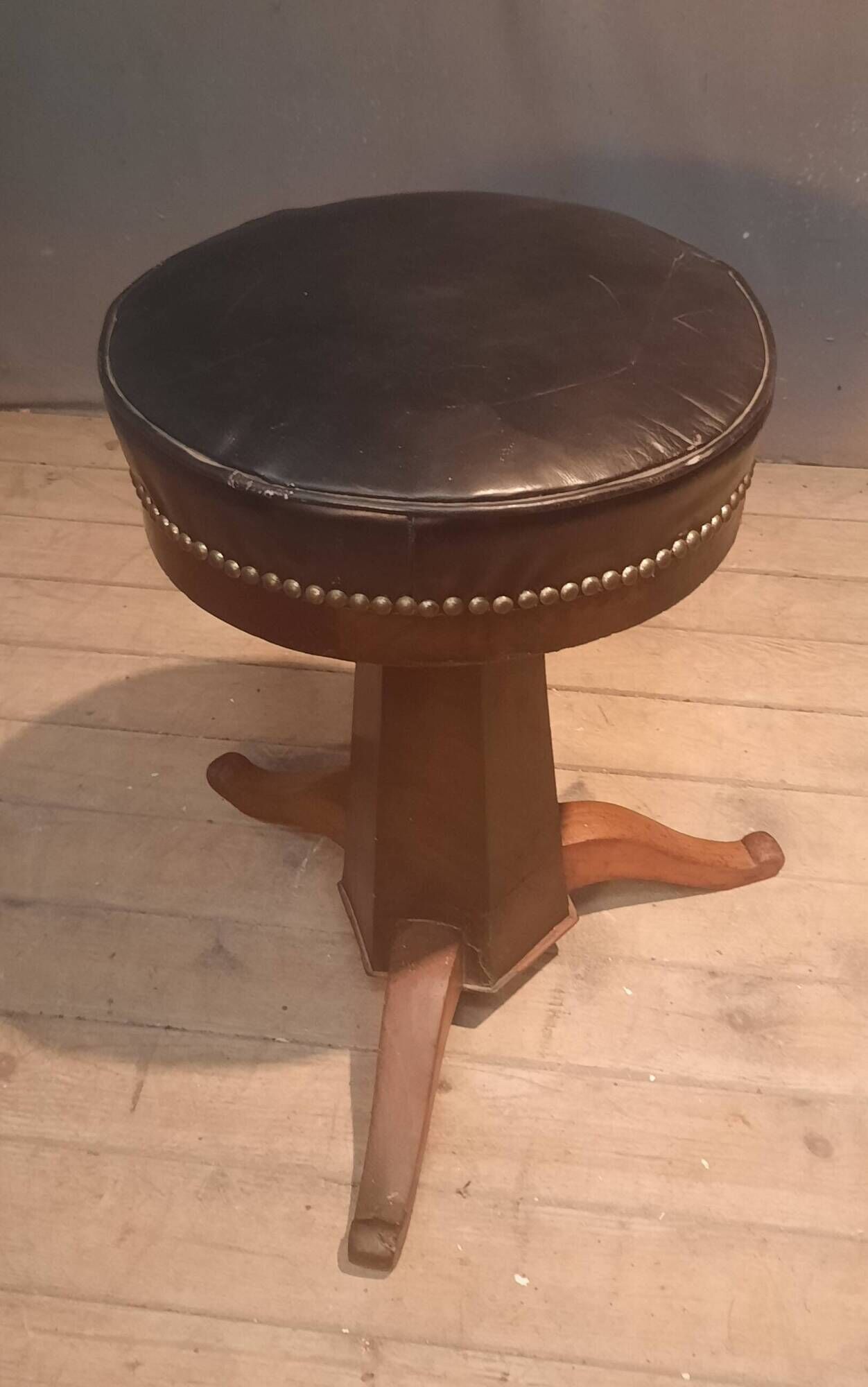 Hexagonal stool with adjustable height