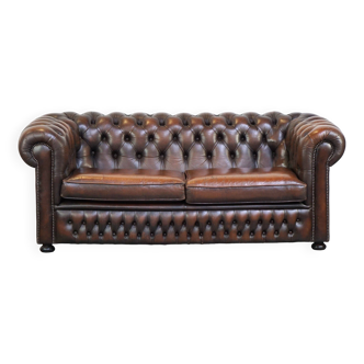 Canapé Chesterfield anglais 2,5 places en cuir de vachette flammé marron foncé