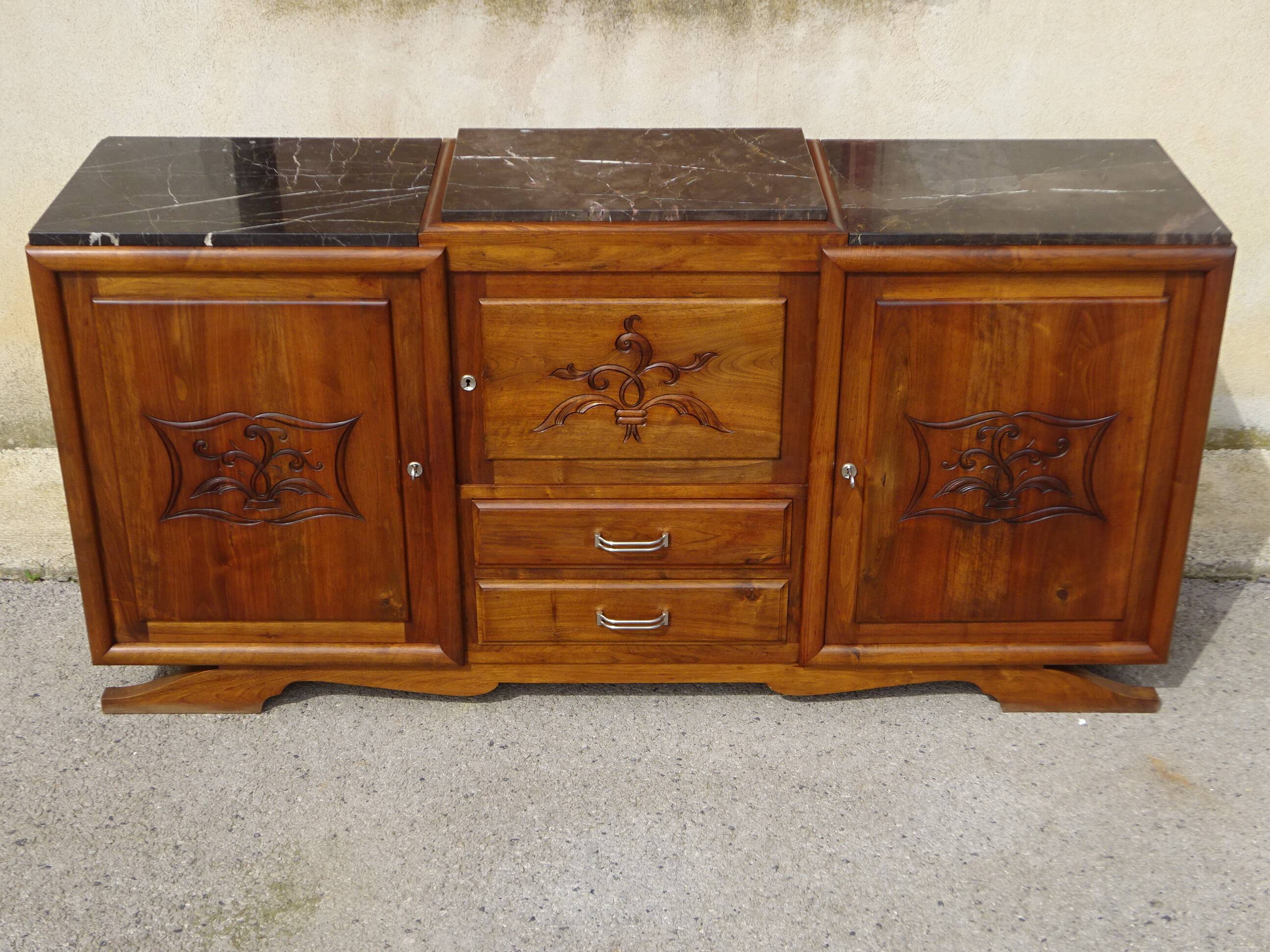 Large buffet en noyer massif, dessus en marbre noir